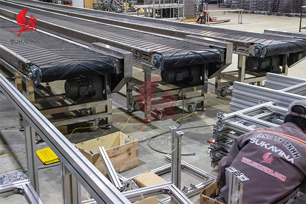 Lắp đặt hệ thống băng tải cao su giá rẻ tại xưởng cơ khí Sukavina.